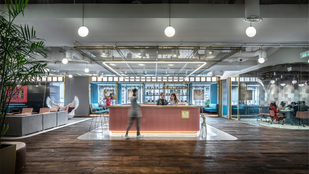 bar in centre, with meeting room and lounge on each side