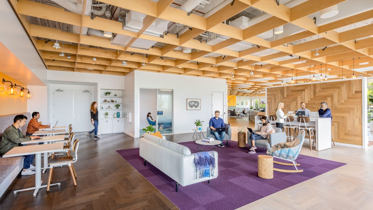 Generous seating areas throughout the lobby offer a variety of settings for touch-down work points, employee interviews or socialising.